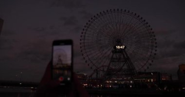 Yokohama 'da akıllı telefondan dönen dönme dolap atışı. Yüksek kalite 4K görüntü. Yokohama bölgesi Naka Kanagawa Japonya 11.20.2023 Kanagawa 'nın merkezidir.. 