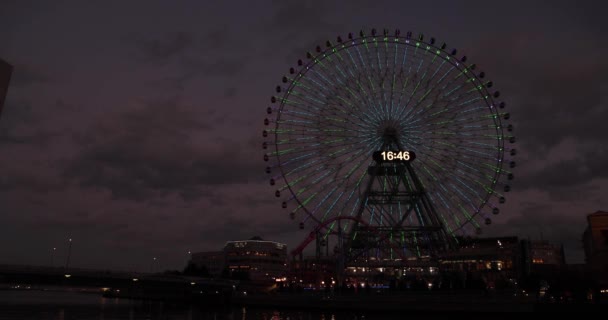 横浜のスマートフォンによる回転フェリスホイール撮影の夕暮れ 高品質の4K映像を公開しました 横浜地区 中川ジャパン 2023 神奈川市の中心地 — ストック動画