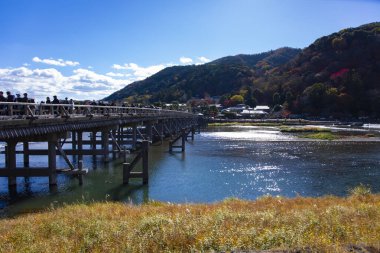 Sonbaharda Kyoto 'daki Togetsukyo köprüsü. Yüksek kalite fotoğraf. Kyoto bölgesi Ukyo Kyoto Japonya 04.04.2023 Burası Kyoto 'nun geleneksel bir kasabasıdır..