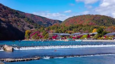 Kyoto 'daki Katsuragawa nehrinde bir zaman çizelgesi. Yüksek kalite 4K görüntü. Kyoto bölgesi Ukyo Kyoto Japonya 12.02.2023 Burası Kyoto 'nun geleneksel bir kasabasıdır..