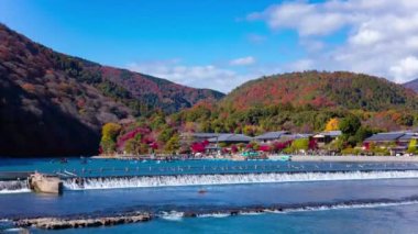 Kyoto 'daki Katsuragawa nehrinde bir zaman çizelgesi. Yüksek kalite 4K görüntü. Kyoto bölgesi Ukyo Kyoto Japonya 12.02.2023 Burası Kyoto 'nun geleneksel bir kasabasıdır..