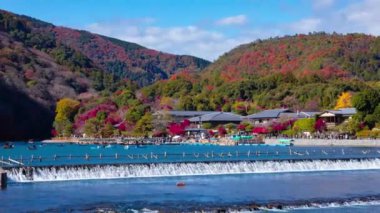 Kyoto 'daki Katsuragawa nehrinde bir zaman çizelgesi. Yüksek kalite 4K görüntü. Kyoto bölgesi Ukyo Kyoto Japonya 12.02.2023 Burası Kyoto 'nun geleneksel bir kasabasıdır..