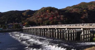 Kyoto 'daki Katsuragawa nehri yakınlarındaki Togetsukyo köprüsü. Yüksek kalite 4K görüntü. Kyoto bölgesi Ukyo Kyoto Japonya 12.02.2023 Burası Kyoto 'nun geleneksel bir kasabasıdır..