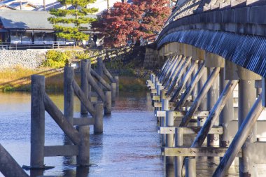 Kyoto 'daki Katsuragawa nehri yakınlarındaki Togetsukyo köprüsünde sonbahar telefoto çekimi. Yüksek kalite fotoğraf. Kyoto bölgesi Ukyo Kyoto Japonya 12.02.2023 Burası Kyoto 'nun geleneksel bir kasabasıdır..