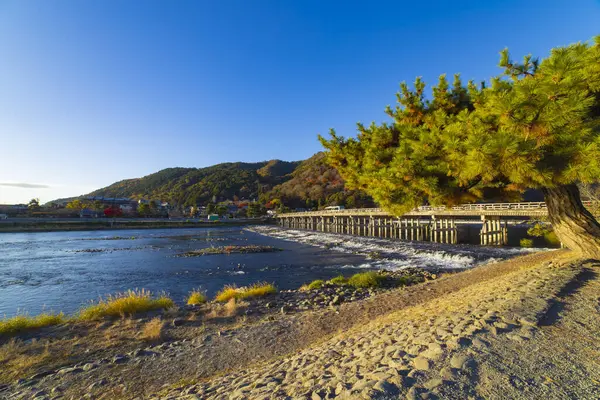 Sonbaharda Kyoto 'daki Katsuragawa nehri yakınlarındaki Togetsukyo köprüsü. Yüksek kalite fotoğraf. Kyoto bölgesi Ukyo Kyoto Japonya 12.02.2023 Burası Kyoto 'nun geleneksel bir kasabasıdır..