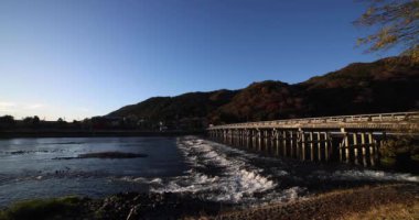 Kyoto 'daki Katsuragawa nehri yakınlarındaki Togetsukyo köprüsü. Yüksek kalite 4K görüntü. Kyoto bölgesi Ukyo Kyoto Japonya 12.02.2023 Burası Kyoto 'nun geleneksel bir kasabasıdır..