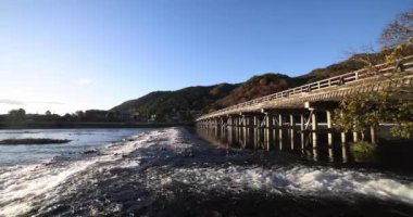 Kyoto 'daki Katsuragawa nehri yakınlarındaki Togetsukyo köprüsü. Yüksek kalite 4K görüntü. Kyoto bölgesi Ukyo Kyoto Japonya 12.02.2023 Burası Kyoto 'nun geleneksel bir kasabasıdır..