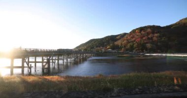 Kyoto 'daki Katsuragawa nehri yakınlarındaki Togetsukyo köprüsü. Yüksek kalite 4K görüntü. Kyoto bölgesi Ukyo Kyoto Japonya 12.02.2023 Burası Kyoto 'nun geleneksel bir kasabasıdır..