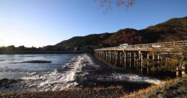 Kyoto 'daki Katsuragawa nehri yakınlarındaki Togetsukyo köprüsü. Yüksek kalite 4K görüntü. Kyoto bölgesi Ukyo Kyoto Japonya 12.02.2023 Burası Kyoto 'nun geleneksel bir kasabasıdır..