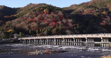 Kyoto 'daki Katsuragawa nehri yakınlarındaki Togetsukyo köprüsü. Yüksek kalite 4K görüntü. Kyoto bölgesi Ukyo Kyoto Japonya 12.02.2023 Burası Kyoto 'nun geleneksel bir kasabasıdır..