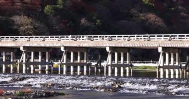 Kyoto 'daki Katsuragawa nehri yakınlarındaki Togetsukyo köprüsü. Yüksek kalite 4K görüntü. Kyoto bölgesi Ukyo Kyoto Japonya 12.02.2023 Burası Kyoto 'nun geleneksel bir kasabasıdır..