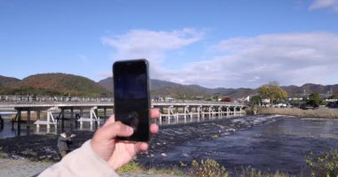 Kyoto 'daki Katsuragawa nehri yakınlarındaki Togetsukyo köprüsü. Yüksek kalite 4K görüntü. Kyoto bölgesi Ukyo Kyoto Japonya 12.02.2023 Burası Kyoto 'nun geleneksel bir kasabasıdır..
