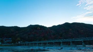 Kyoto 'daki Togetsukyo köprüsünün alacakaranlık zamanı. Yüksek kalite 4K görüntü. Kyoto bölgesi Ukyo Kyoto Japonya 12.02.2023 Burası Kyoto 'nun geleneksel bir kasabasıdır..