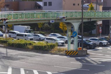 Kyoto 'daki büyük geçitte gündüz vakti bir trafik sıkışıklığı. Yüksek kalite fotoğraf. Shimokyo bölgesi Kyoto Kyoto Japonya 12.03.2023 Bu geçişe HORIKAWAGOJO denmektedir.