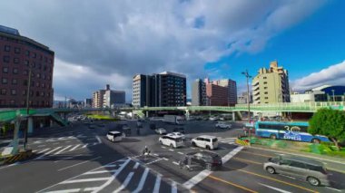 Kyoto 'daki büyük geçitte gündüz vakti trafik sıkışıklığı yaşandı. Yüksek kalite 4K görüntü. Shimokyo bölgesi Kyoto Kyoto Japonya 12.03.2023 Bu geçişe HORIKAWAGOJO denmektedir.