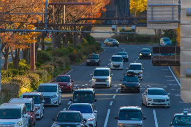 Kyoto 'da büyük bir caddede trafik sıkışıklığı var. Yüksek kalite fotoğraf. Shimokyo bölgesi Kyoto Kyoto Japonya 12.03.2023 Burası HORIKAWAGOJO geçidi.