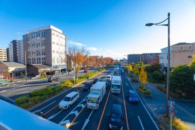 Kyoto 'daki geniş caddede trafik sıkışıklığı. Yüksek kalite fotoğraf. Shimokyo bölgesi Kyoto Kyoto Japonya 12.03.2023 Burası HORIKAWAGOJO geçidi.