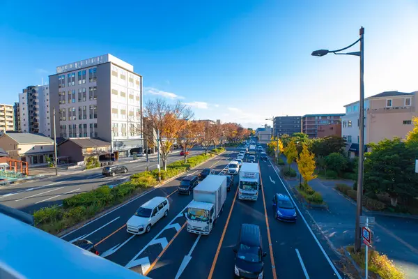 Kyoto 'daki geniş caddede trafik sıkışıklığı. Yüksek kalite fotoğraf. Shimokyo bölgesi Kyoto Kyoto Japonya 12.03.2023 Burası HORIKAWAGOJO geçidi.