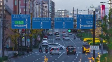 Kyoto 'daki büyük caddede trafik sıkışıklığı zamanı. Yüksek kalite 4K görüntü. Shimokyo bölgesi Kyoto Kyoto Japonya 12.03.2023 Burası HORIKAWAGOJO geçidi.