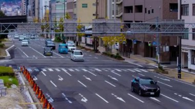 Kyoto 'daki büyük caddede trafik sıkışıklığı zamanı. Yüksek kalite 4K görüntü. Shimokyo bölgesi Kyoto Kyoto Japonya 12.03.2023 Burası HORIKAWAGOJO geçidi.