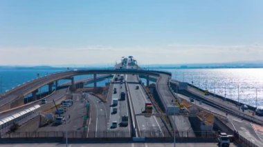 Umihotaru 'nun Chiba' daki otoparkında trafik sıkışıklığı zamanı. Yüksek kalite 4K görüntü. Kisarazu bölgesi Chiba Japonya 01.30.2024 İşte Chiba 'da UMIHOTARU PA denilen otoyol otoparkı