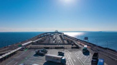 Umihotaru 'nun Chiba' daki otoparkında trafik sıkışıklığı zamanı. Yüksek kalite 4K görüntü. Kisarazu bölgesi Chiba Japonya 01.30.2024 İşte Chiba 'da UMIHOTARU PA denilen otoyol otoparkı