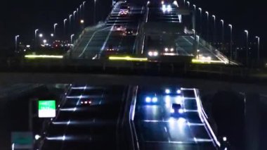 Chiba 'daki Tokyo körfezi bölgesinde gece trafiği sıkışıklığı. Yüksek kalite 4K görüntü. Kisarazu bölgesi Chiba Japonya 01.30.2024 İşte Chiba 'da UMIHOTARU PA denilen otoyol otoparkı