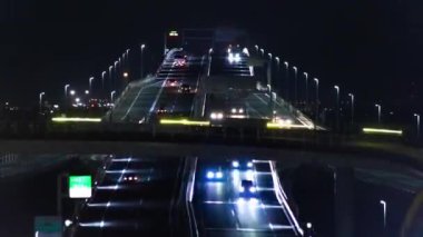Chiba 'daki Tokyo körfezi bölgesinde gece trafiği sıkışıklığı. Yüksek kalite 4K görüntü. Kisarazu bölgesi Chiba Japonya 01.30.2024 İşte Chiba 'da UMIHOTARU PA denilen otoyol otoparkı