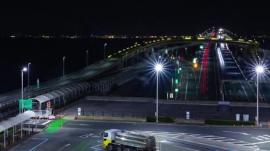 Chiba 'daki Tokyo körfezi bölgesinde gece trafiği sıkışıklığı. Yüksek kalite 4K görüntü. Kisarazu bölgesi Chiba Japonya 01.30.2024 İşte Chiba 'da UMIHOTARU PA denilen otoyol otoparkı