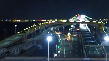 Chiba 'daki Tokyo körfezi bölgesinde gece trafiği sıkışıklığı. Yüksek kalite 4K görüntü. Kisarazu bölgesi Chiba Japonya 01.30.2024 İşte Chiba 'da UMIHOTARU PA denilen otoyol otoparkı