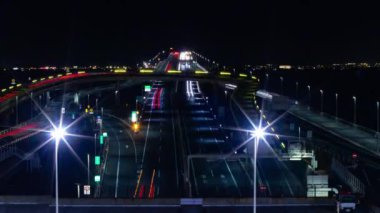 Chiba 'daki Tokyo körfezi bölgesinde gece trafiği sıkışıklığı. Yüksek kalite 4K görüntü. Kisarazu bölgesi Chiba Japonya 01.30.2024 İşte Chiba 'da UMIHOTARU PA denilen otoyol otoparkı