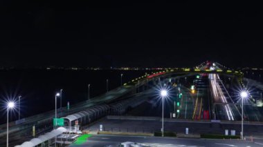 Chiba 'daki Tokyo körfezi bölgesinde gece trafiği sıkışıklığı. Yüksek kalite 4K görüntü. Kisarazu bölgesi Chiba Japonya 01.30.2024 İşte Chiba 'da UMIHOTARU PA denilen otoyol otoparkı