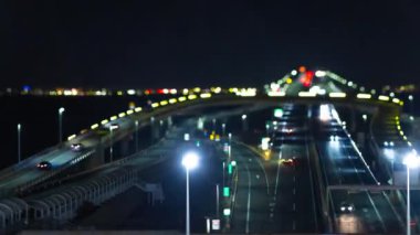 Chiba 'daki Tokyo körfezi bölgesinde gece trafiği sıkışıklığı. Yüksek kalite 4K görüntü. Kisarazu bölgesi Chiba Japonya 01.30.2024 İşte Chiba 'da UMIHOTARU PA denilen otoyol otoparkı