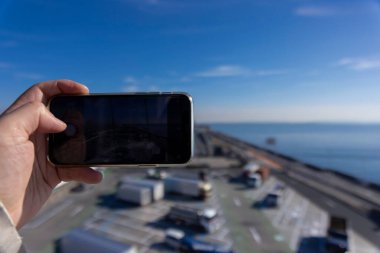 Chiba 'daki Tokyo körfezi bölgesinde akıllı telefondan çekilen bir trafik sıkışıklığı. Yüksek kalite fotoğraf. Kisarazu bölgesi Chiba Japonya 01.30.2024 İşte Chiba 'da UMIHOTARU PA denilen otoyol otoparkı