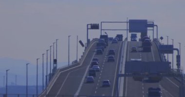 Chiba 'daki Tokyo körfezi bölgesinde bir trafik sıkışıklığı. Yüksek kalite 4K görüntü. Kisarazu bölgesi Chiba Japonya 01.30.2024 İşte Chiba Japonya 'da UMIHOTARU PA denilen otoyol otoparkı.