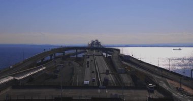 Chiba 'daki Tokyo körfezi bölgesinde bir trafik sıkışıklığı. Yüksek kalite 4K görüntü. Kisarazu bölgesi Chiba Japonya 01.30.2024 İşte Chiba Japonya 'da UMIHOTARU PA denilen otoyol otoparkı.