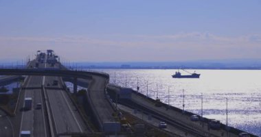 Chiba 'daki Tokyo körfezi bölgesinde bir trafik sıkışıklığı. Yüksek kalite 4K görüntü. Kisarazu bölgesi Chiba Japonya 01.30.2024 İşte Chiba Japonya 'da UMIHOTARU PA denilen otoyol otoparkı.
