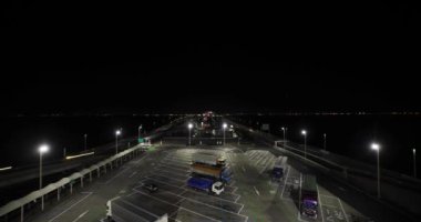 Chiba 'daki Tokyo körfezi bölgesinde bir gece trafiği sıkışıklığı. Yüksek kalite 4K görüntü. Kisarazu bölgesi Chiba Japonya 01.30.2024 İşte Chiba Japonya 'da UMIHOTARU PA denilen otoyol otoparkı.