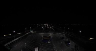 Chiba 'daki Tokyo körfezi bölgesinde bir gece trafiği sıkışıklığı. Yüksek kalite 4K görüntü. Kisarazu bölgesi Chiba Japonya 01.30.2024 İşte Chiba Japonya 'da UMIHOTARU PA denilen otoyol otoparkı.