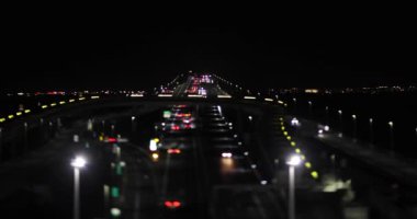 Chiba 'daki Tokyo körfezi bölgesinde bir gece trafiği sıkışıklığı. Yüksek kalite 4K görüntü. Kisarazu bölgesi Chiba Japonya 01.30.2024 İşte Chiba Japonya 'da UMIHOTARU PA denilen otoyol otoparkı.