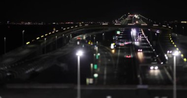 Chiba 'daki Tokyo körfezi bölgesinde bir gece trafiği sıkışıklığı. Yüksek kalite 4K görüntü. Kisarazu bölgesi Chiba Japonya 01.30.2024 İşte Chiba Japonya 'da UMIHOTARU PA denilen otoyol otoparkı.