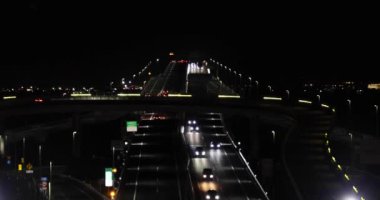 Chiba 'daki Tokyo körfezi bölgesinde bir gece trafiği sıkışıklığı. Yüksek kalite 4K görüntü. Kisarazu bölgesi Chiba Japonya 01.30.2024 İşte Chiba Japonya 'da UMIHOTARU PA denilen otoyol otoparkı.