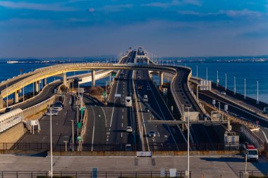 Chiba 'daki Tokyo körfezi bölgesinde karayolunda alacakaranlık trafik sıkışıklığı. Yüksek kalite fotoğraf. Kisarazu bölgesi Chiba Japonya 01.30.2024 İşte Chiba Japonya 'da UMIHOTARU PA denilen otoyol otoparkı.