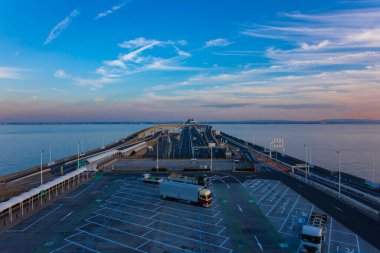 Chiba 'daki Tokyo körfezi bölgesinde karayolunda alacakaranlık trafik sıkışıklığı. Yüksek kalite fotoğraf. Kisarazu bölgesi Chiba Japonya 01.30.2024 İşte Chiba Japonya 'da UMIHOTARU PA denilen otoyol otoparkı.