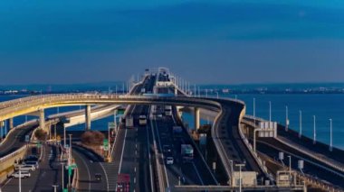Chiba 'daki Tokyo körfezi bölgesinde karayolunda alacakaranlık trafik sıkışıklığı. Yüksek kalite 4K görüntü. Kisarazu bölgesi Chiba Japonya 01.30.2024 İşte Chiba 'da UMIHOTARU PA denilen otoyol otoparkı