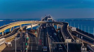 Chiba 'daki Tokyo körfezi bölgesinde karayolunda alacakaranlık trafik sıkışıklığı. Yüksek kalite 4K görüntü. Kisarazu bölgesi Chiba Japonya 01.30.2024 İşte Chiba 'da UMIHOTARU PA denilen otoyol otoparkı