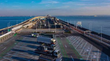 Chiba 'daki Tokyo körfezi bölgesinde karayolunda alacakaranlık trafik sıkışıklığı. Yüksek kalite 4K görüntü. Kisarazu bölgesi Chiba Japonya 01.30.2024 İşte Chiba 'da UMIHOTARU PA denilen otoyol otoparkı