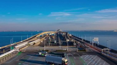 Chiba 'daki Tokyo körfezi bölgesinde karayolunda alacakaranlık trafik sıkışıklığı. Yüksek kalite 4K görüntü. Kisarazu bölgesi Chiba Japonya 01.30.2024 İşte Chiba 'da UMIHOTARU PA denilen otoyol otoparkı