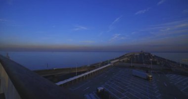 Chiba 'daki Tokyo körfezi bölgesinde karayolunda alacakaranlık trafik sıkışıklığı. Yüksek kalite 4K görüntü. Kisarazu bölgesi Chiba Japonya 01.30.2024 İşte Chiba Japonya 'da UMIHOTARU PA denilen otoyol otoparkı.