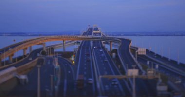 Chiba 'daki Tokyo körfezi bölgesinde karayolunda alacakaranlık trafik sıkışıklığı. Yüksek kalite 4K görüntü. Kisarazu bölgesi Chiba Japonya 01.30.2024 İşte Chiba Japonya 'da UMIHOTARU PA denilen otoyol otoparkı.